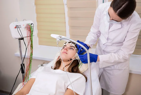 Testes cerebrais do paciente usando encefalografia no centro médico — Fotografia de Stock