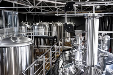 Bira fabrikasında bira demleme ekipmanı.