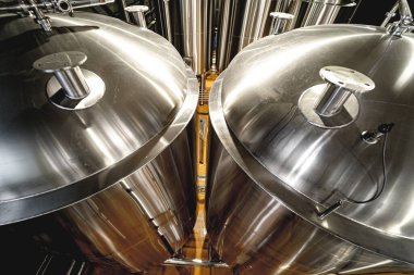 Bira fabrikasında bira demleme ekipmanı.