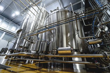 Bira fermantasyonu ve bira fabrikasında olgunlaşma için çelik tanklar.