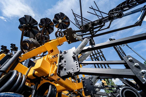 Nieuwe moderne landbouwmachines en -uitrusting — Stockfoto