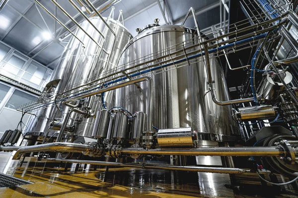 Filas de tanques de acero para la fermentación y maduración de la cerveza en una cervecería artesanal — Foto de Stock