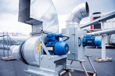 Endüstriyel bir binanın çatısında klimalar var. HVAC
