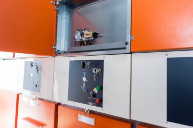 Mühendis yüksek voltaj hücrelerinde indüklenmiş voltaj olmadığını kontrol ediyor.