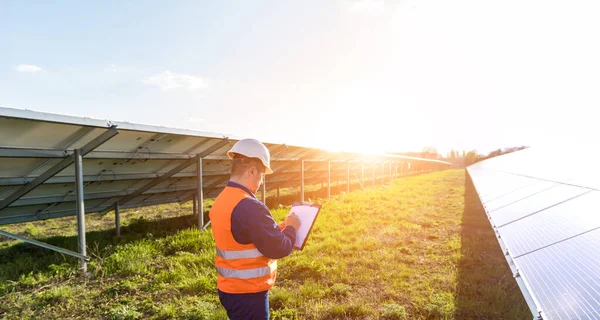 Examen inspector de módulos fotovoltaicos utilizando una cámara de imágenes térmicas —  Fotos de Stock