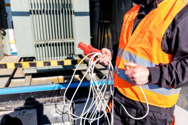 Elektrik ölçümlerinin çalıştırılması güç transformatöründe çalışır.