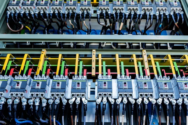 Scomparto di apparecchiature elettriche in una sottostazione completa di trasformatori — Foto Stock