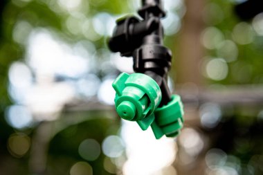 Suyun çeşitli çıkışlarıyla sulama yap