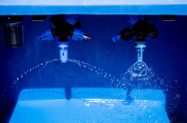 Suyun çeşitli çıkışlarıyla sulama yap