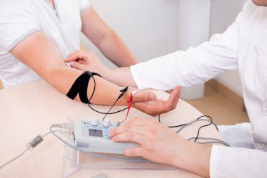 Tıbbi merkezde elektromiyografi kullanan hasta sinirleri test ediliyor.