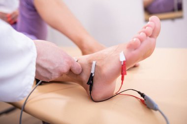 Tıbbi merkezde elektromiyografi kullanan hasta sinirleri test ediliyor.