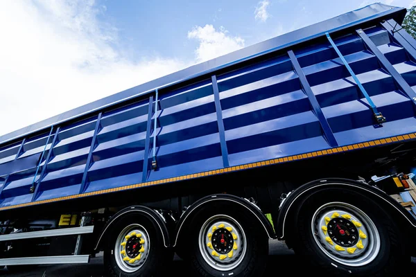 Camión de grano grande en el fondo del cielo azul — Foto de Stock