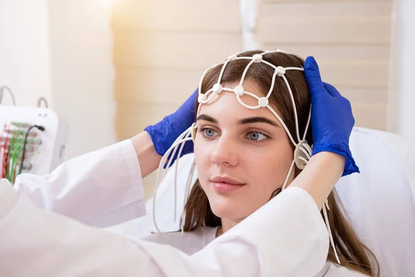 Testes cerebrais do paciente usando encefalografia no centro médico — Fotografia de Stock