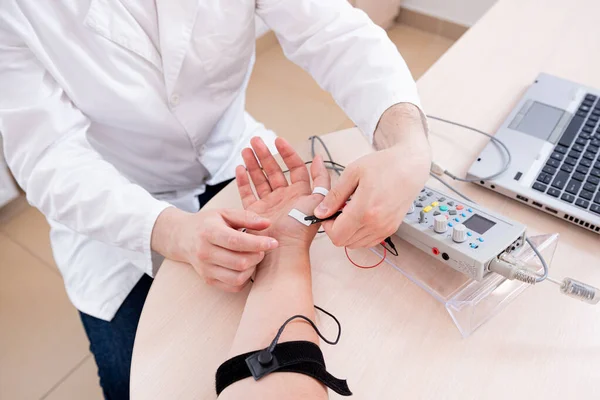 Test dei nervi dei pazienti con elettromiografia presso il centro medico — Foto Stock