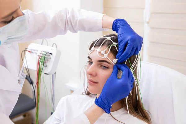 Testes cerebrais do paciente usando encefalografia no centro médico — Fotografia de Stock