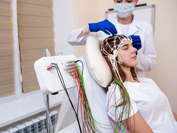 Pruebas cerebrales de los pacientes mediante encefalografía en el centro médico — Foto de Stock