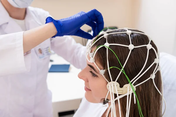 Hirntests mit Enzephalographie im medizinischen Zentrum — Stockfoto