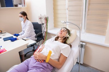 Hastanın beyin testinde ensefalografi kullanıldı.