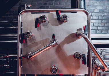 Bira fabrikasında bira demleme ekipmanı.