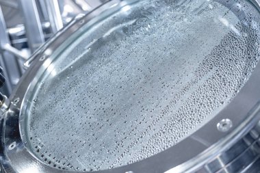 Bira fabrikasında bira demleme ekipmanı.