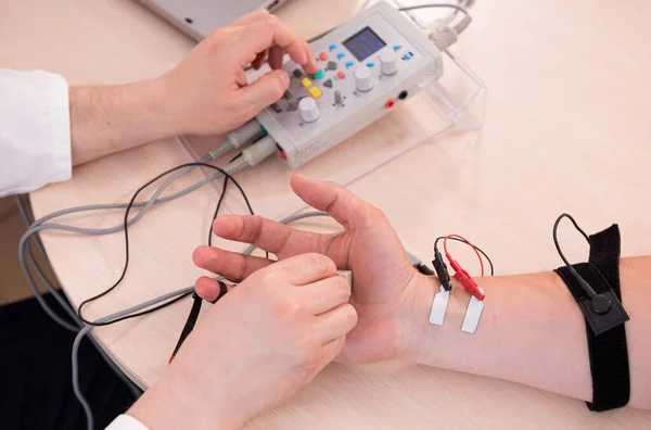 Test dei nervi dei pazienti con elettromiografia presso il centro medico — Foto Stock