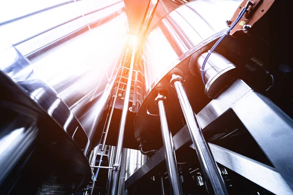 Rijen van stalen tanks voor biergisting en -rijping in een ambachtelijke brouwerij — Stockfoto