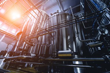 Bira fermantasyonu ve bira fabrikasında olgunlaşma için çelik tanklar.