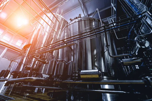 Filas de tanques de acero para la fermentación y maduración de la cerveza en una cervecería artesanal — Foto de Stock