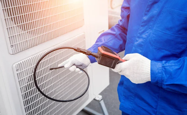 El técnico utiliza una cámara digital para comprobar la obstrucción del intercambiador de calor —  Fotos de Stock