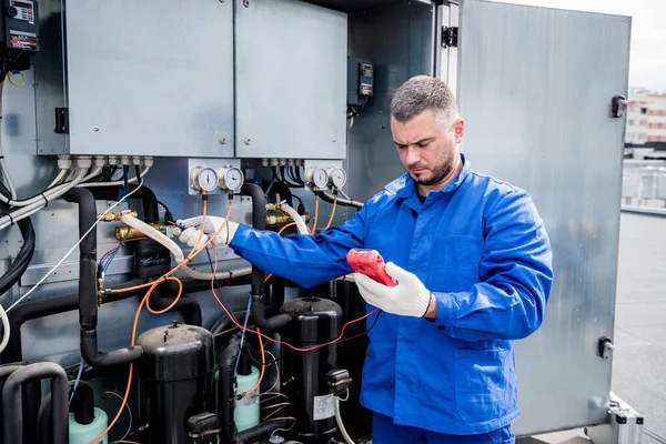 Widerstandsprüfung von Temperatursensoren im Bereich der Kühlversorgung der Lüftungsanlage — Stockfoto