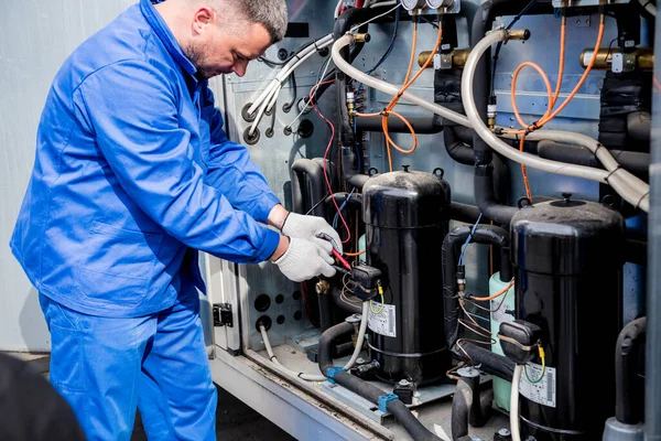 Prova di resistenza dei sensori di temperatura nella sezione di raffreddamento dell'unità di ventilazione — Foto Stock