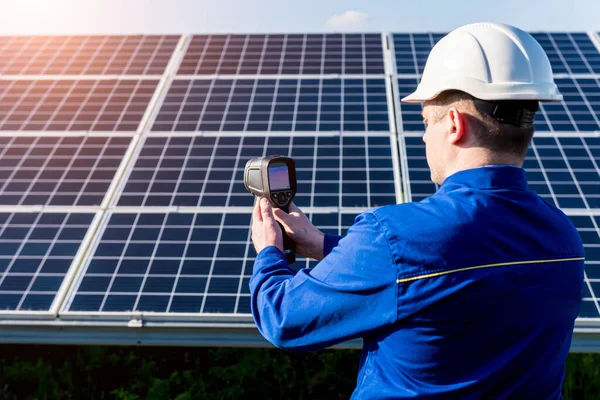 熱画像カメラを用いた太陽電池モジュールの検査 — ストック写真