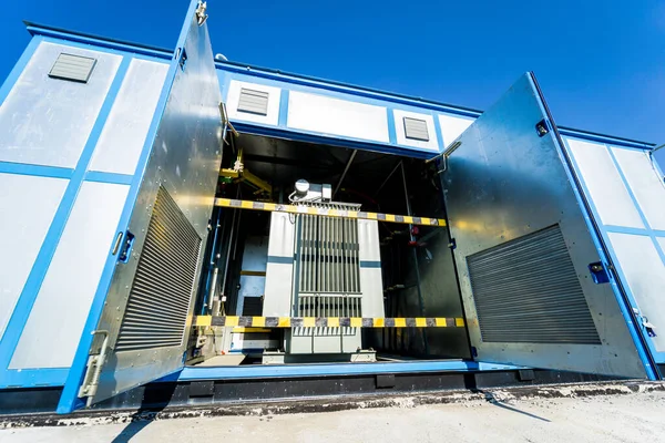 Grand transformateur de puissance dans une station de panneaux solaires — Photo