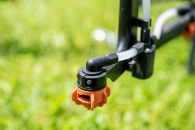 Yeşil alanda profesyonel tarım aracı.