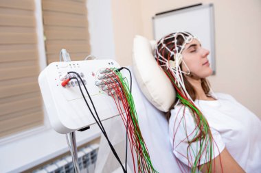 Hastanın beyin testinde ensefalografi kullanıldı.