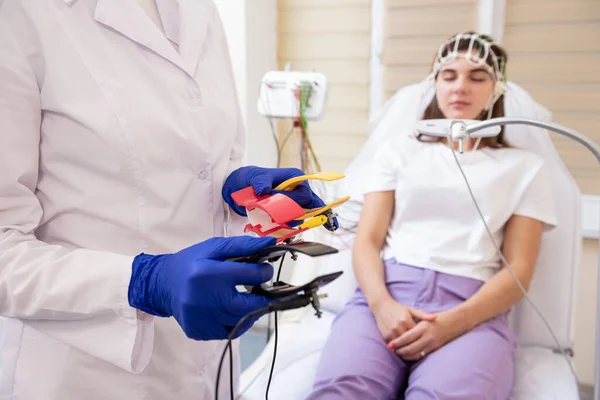 Pruebas cerebrales de los pacientes mediante encefalografía en el centro médico — Foto de Stock