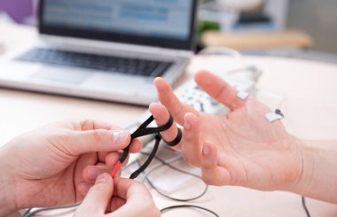 Tıbbi merkezde elektromiyografi kullanan hasta sinirleri test ediliyor.