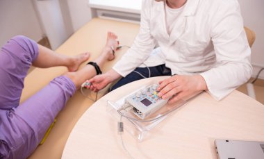 Tıbbi merkezde elektromiyografi kullanan hasta sinirleri test ediliyor.