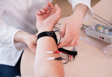 Tıbbi merkezde elektromiyografi kullanan hasta sinirleri test ediliyor.