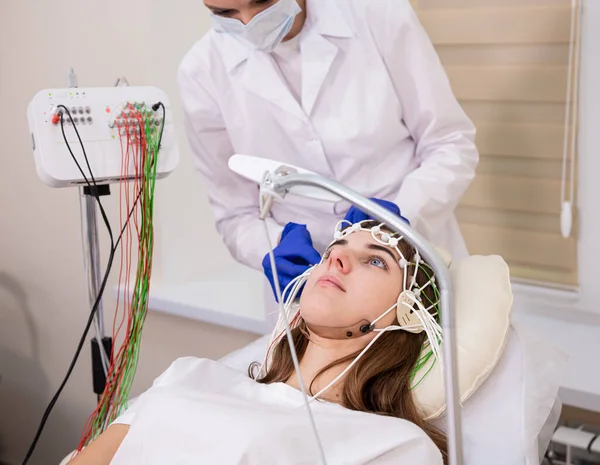 Badanie mózgu pacjenta przy użyciu encefalografii w centrum medycznym — Zdjęcie stockowe