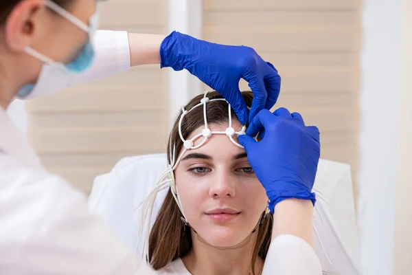 Hersenonderzoek bij patiënten met encefalografie in een medisch centrum — Stockfoto