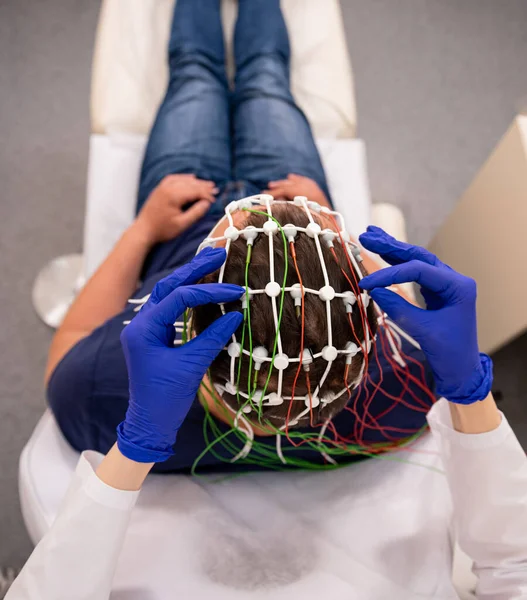 Hirntests mit Enzephalographie im medizinischen Zentrum — Stockfoto