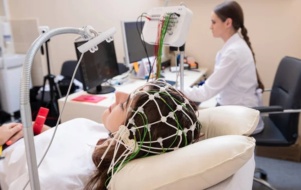 Test del cervello del paziente con encefalografia presso il centro medico — Foto Stock