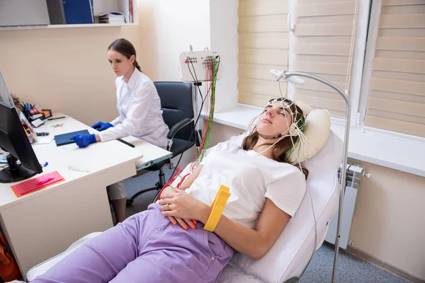 Test del cervello del paziente con encefalografia presso il centro medico — Foto Stock