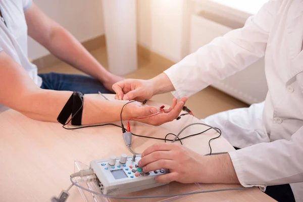 Test dei nervi dei pazienti con elettromiografia presso il centro medico — Foto Stock