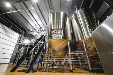 Bira fermantasyonu ve bira fabrikasında olgunlaşma için çelik tanklar.