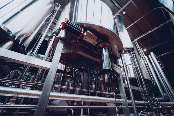 Rijen van stalen tanks voor biergisting en -rijping in een ambachtelijke brouwerij — Stockfoto