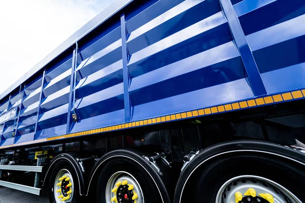 Grote korrel truck aan de blauwe lucht achtergrond — Stockfoto