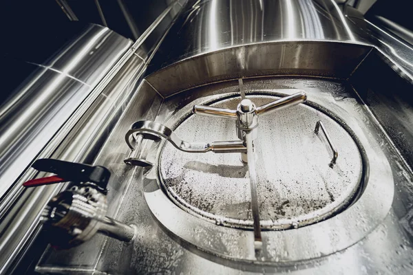 Rijen van stalen tanks voor biergisting en -rijping in een ambachtelijke brouwerij — Stockfoto