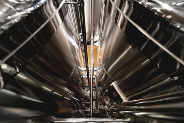 Bira fermantasyonu ve bira fabrikasında olgunlaşma için çelik tanklar.